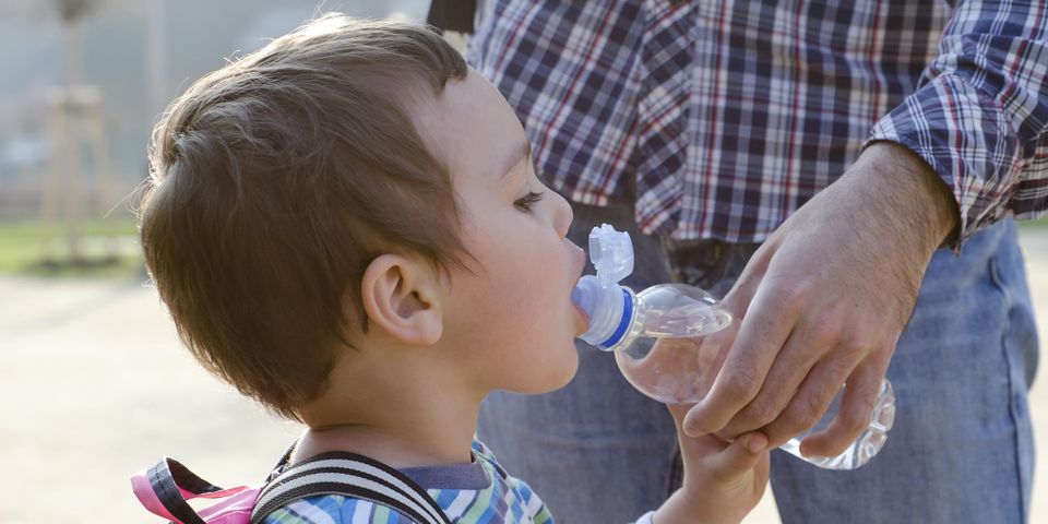 Дети пьют из бутылки. Ребенок пьет из бутылки. Питьевая вода для детей. Ребенок пьет воду из бутылки спиной. Пьют малыши пьют из бутылочек.