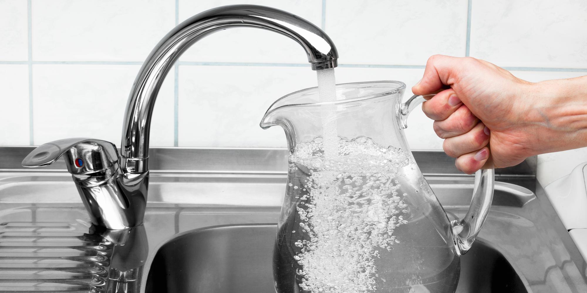 Закрой воду на кухне. Вода из под крана. Кран для горячей воды. Чистая вода из под крана. Набрать воду в кастрюлю.