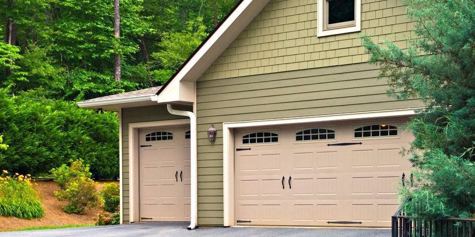 Minimalist Garage Door Is Jammed for Modern Garage