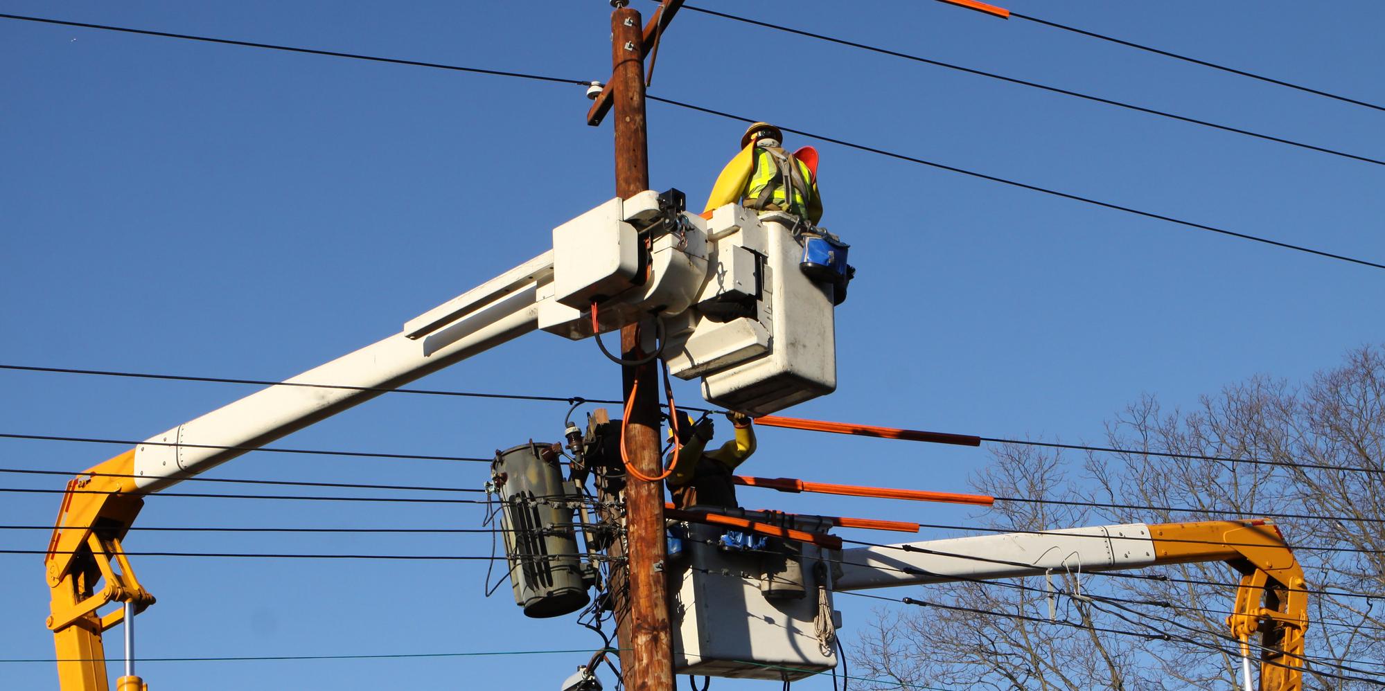 3 Signs You Should Schedule A Utility Pole Replacement - The Hole Works